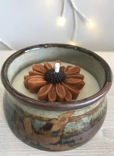 Pre-loved Earthy Toned Pottery Candle with a Burnt Orange Daisy